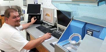 Hauseigenes voll ausgestattetes Zirkon-Fräszentrum Hauseigenes voll ausgestattetes Zirkon-Fräszentrum